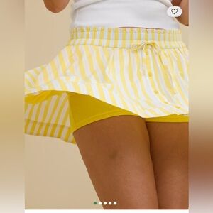 Aerie yellow white skater skirt with shorts, 100% cotton.Buttons Sz Med, buttons